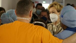 Letizia Moratti con personale sanitario