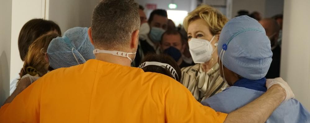 Letizia Moratti con personale sanitario