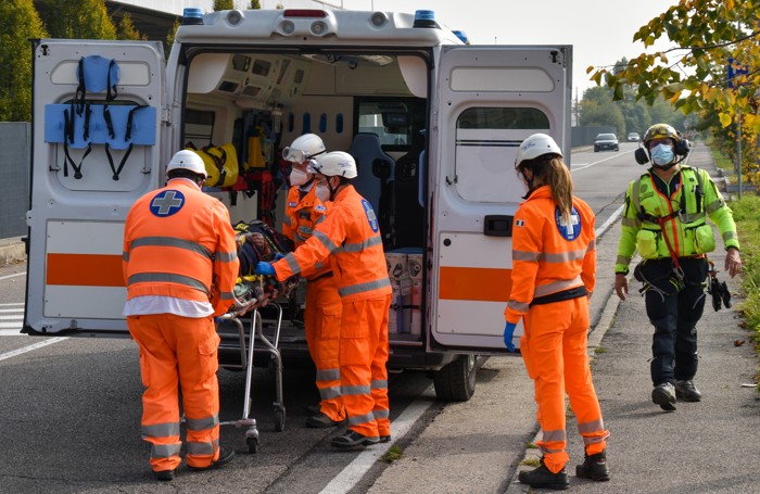 L’ambulanza sul posto per soccorrere il ferito