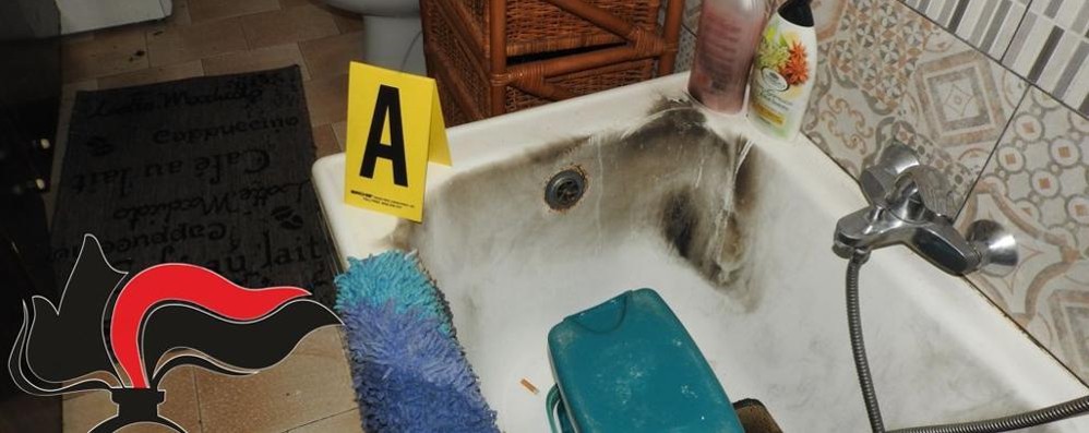 Il bagno della casa dove è avvenuta l’aggressione con le evidenti tracce delle fiamme