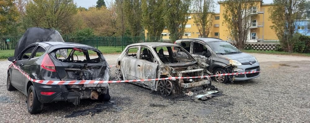 auto bruciate in via Leonardo da Vinci