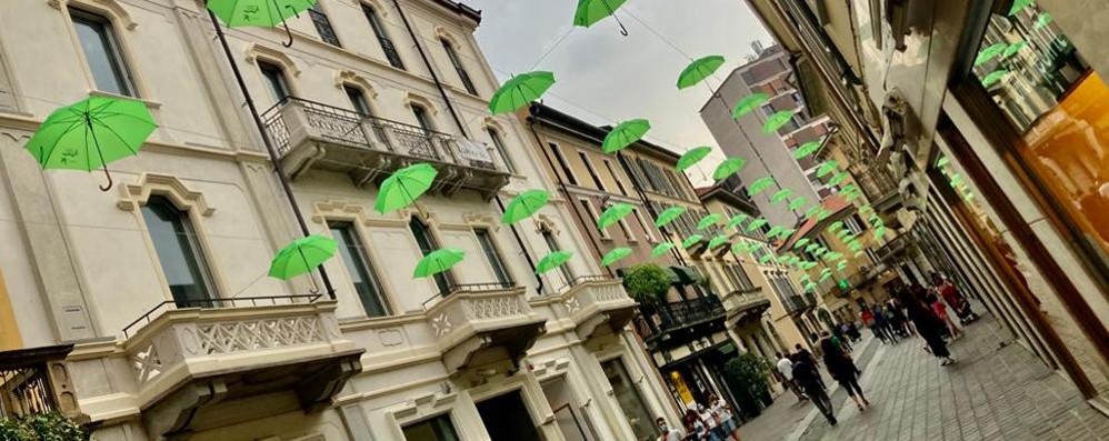 Ombrelli volanti in centro a Monza