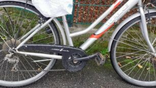 La bicicletta sulla quale si trovava il 52enne (foto Polizia locale di Monza)