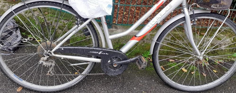 La bicicletta sulla quale si trovava il 52enne (foto Polizia locale di Monza)