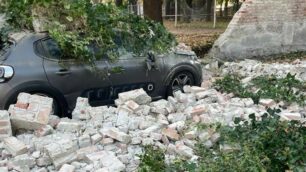 Il muro crollato (foto Polizia locale Mz)