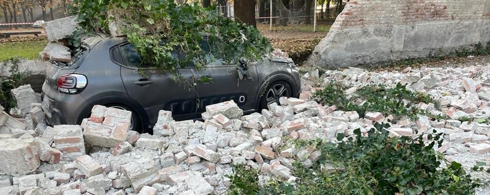 Il muro crollato (foto Polizia locale Mz)