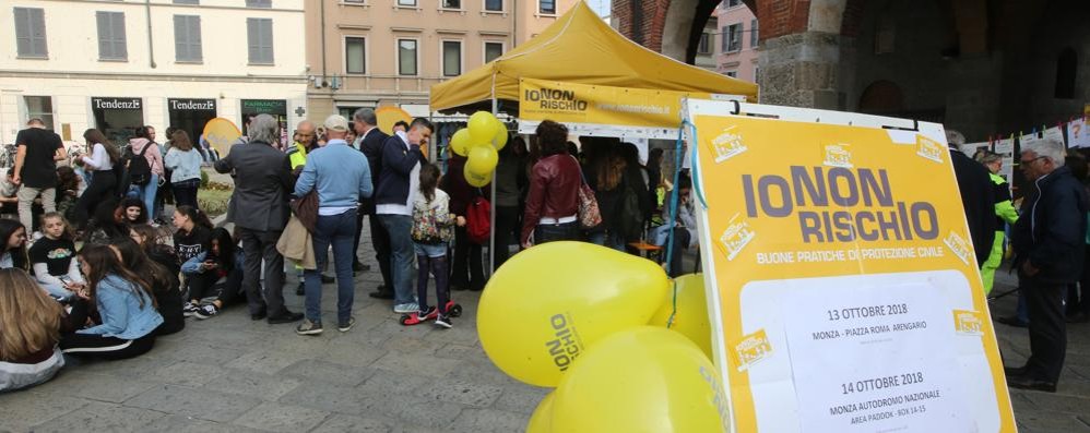 Monza Io non rischio gazebo Protezione civile un’edizione passata