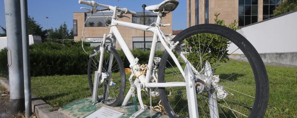 La ghost bike in ricordo di Matteo Trenti a Monza
