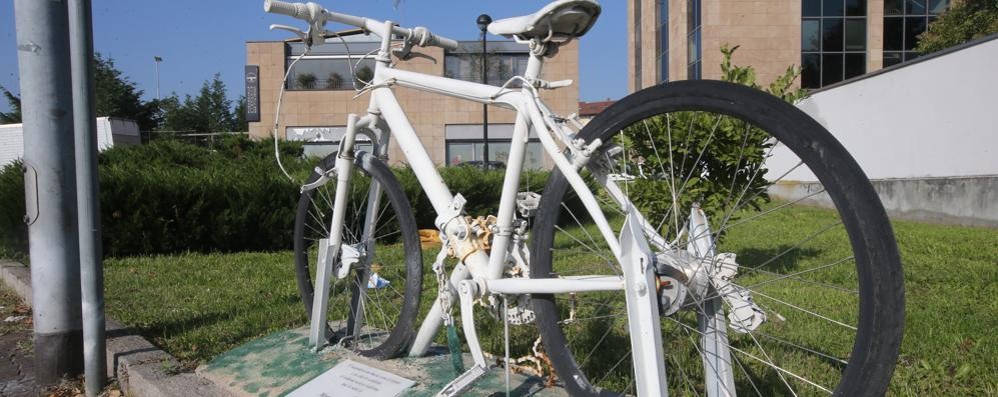La ghost bike in ricordo di Matteo Trenti a Monza