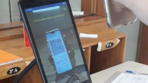 Il tablet per green pass alla scuola Negri