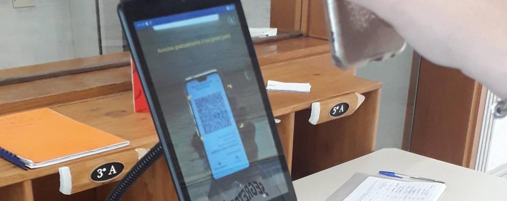 Il tablet per green pass alla scuola Negri