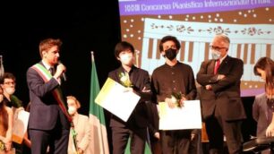 La proclamazione al teatro San Rocco:)I due pianisti ex aequo al secondo posto Diego Petrella e Yuto Takezawa (foto Volonterio)