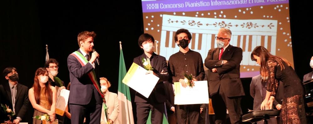 La proclamazione al teatro San Rocco:)I due pianisti ex aequo al secondo posto Diego Petrella e Yuto Takezawa (foto Volonterio)