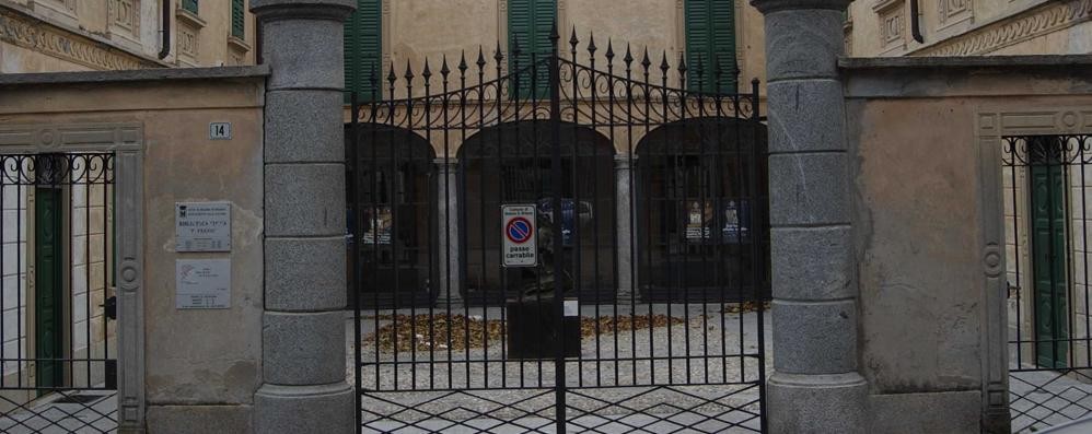 L’ingresso della biblioteca civica “Peppino Pressi” di Besana