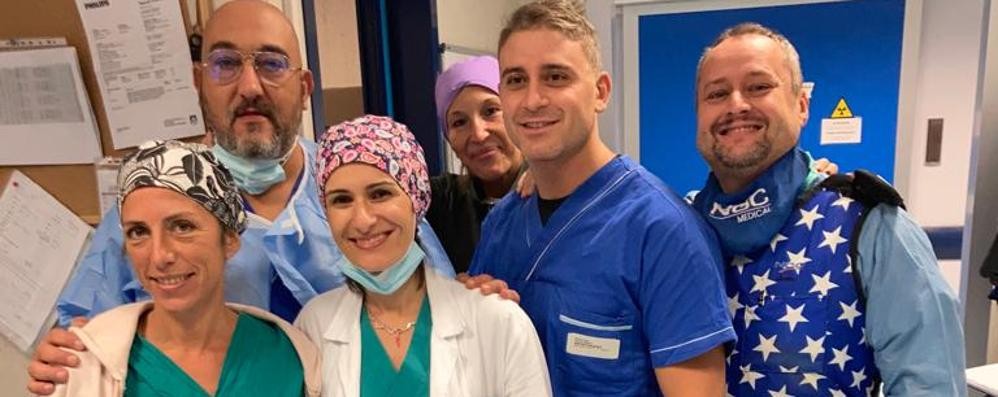 La cardiologa Donatella Ruggiero, seconda da sinistra, con la sua equipe che ha eseguito l'intervento