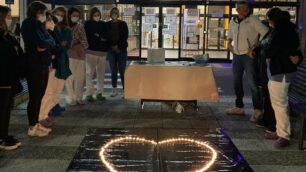 L'onda di luce all'ingresso dell'ospedale di Desio per abbracciare virtualmente tutte le mamme ( foto Volonterio)
