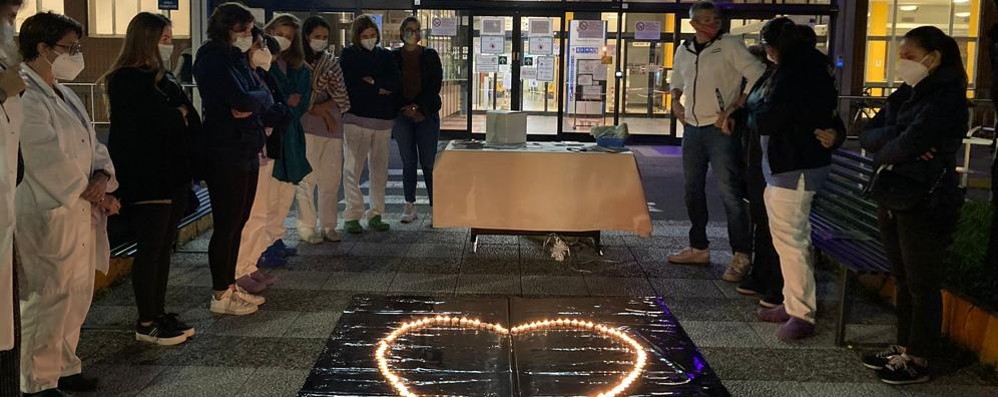 L'onda di luce all'ingresso dell'ospedale di Desio per abbracciare virtualmente tutte le mamme ( foto Volonterio)