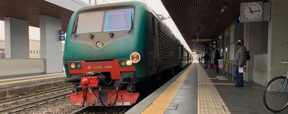 Un treno in arrivo alla stazione di Arcore