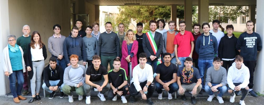 I primi 24 alunni del corso Its che si svolge al Martino Basi di Seregno con autorità  e dirigente del Bassi (foto Volonterio)