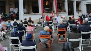 La messa celebrata nel cortile della Casa della Carità a Seregno per la giornata del migrante e rifugiato (foto Volonterio)