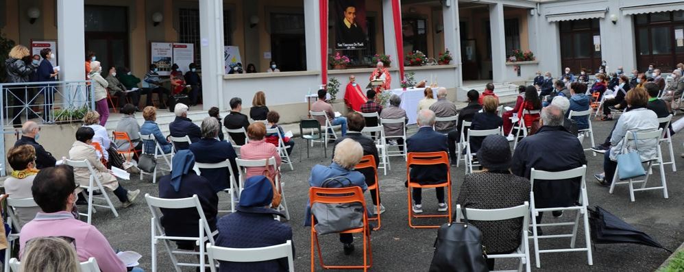 La messa celebrata nel cortile della Casa della Carità a Seregno per la giornata del migrante e rifugiato (foto Volonterio)