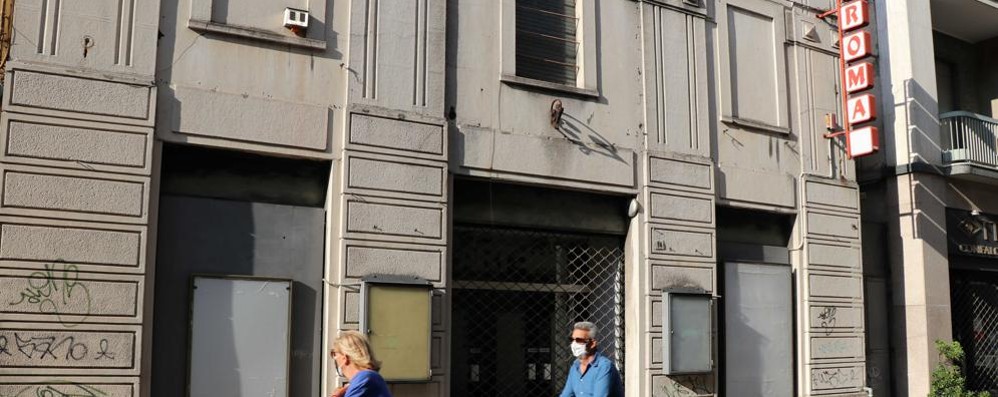 Il cinema Roma di via Umberto a Seregno chiuso dal giugno scorso (Foto Volonterio)