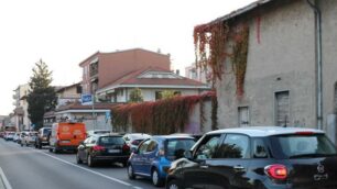 La fila di auto lunga un chilometro in attesa al passaggio a livello di via Macallè ( foto Volonterio)