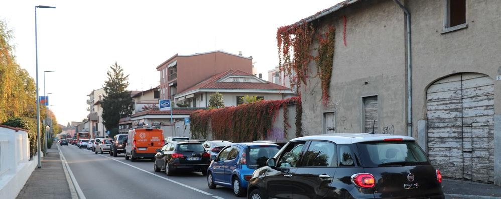 La fila di auto lunga un chilometro in attesa al passaggio a livello di via Macallè ( foto Volonterio)