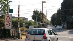 Il passaggio a livello di via Sabatelli-Bottego-Saronno, che separa i quartieri Crocione e SantAmbrogio dal resta di Seregno ( foto Volonterio)