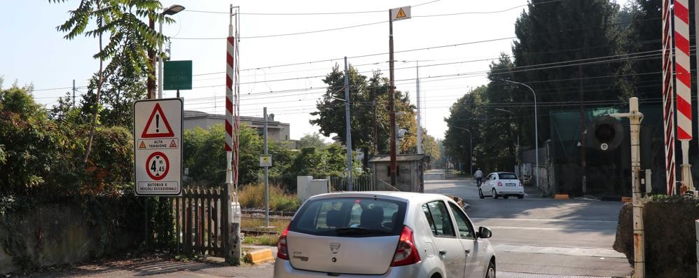 Il passaggio a livello di via Sabatelli-Bottego-Saronno, che separa i quartieri Crocione e SantAmbrogio dal resta di Seregno ( foto Volonterio)