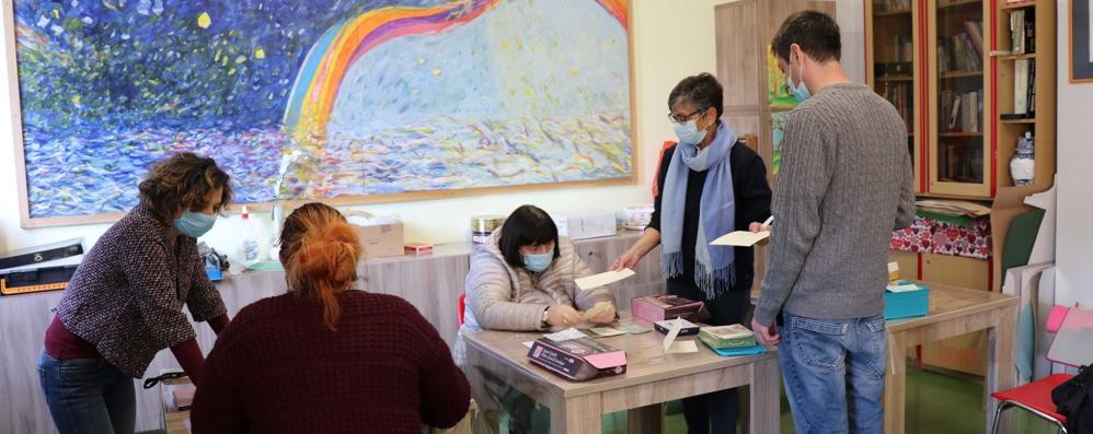 Il laboratorio di arteterapia del centro diurno sociale di via Oliveti (foto Volonterio)