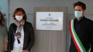 Monica e Loredana, figlie di Pierino Romanò accanto alla targa con il sindaco Rossi e l'assessore Perelli