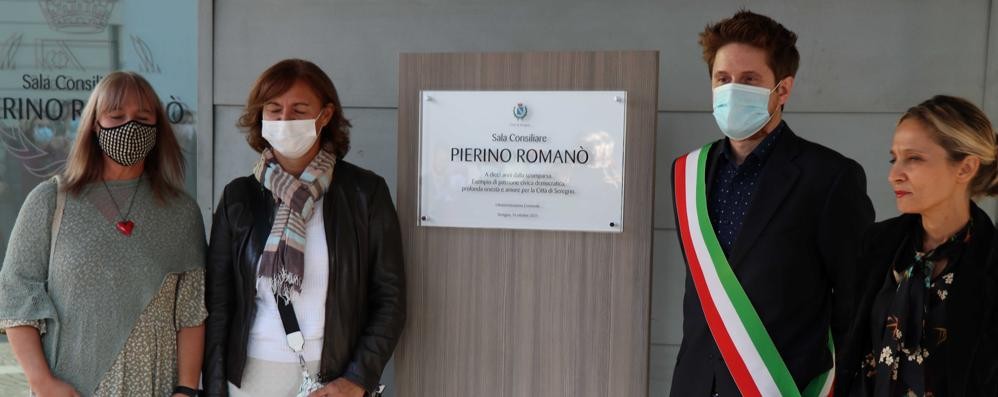 Monica e Loredana, figlie di Pierino Romanò accanto alla targa con il sindaco Rossi e l'assessore Perelli