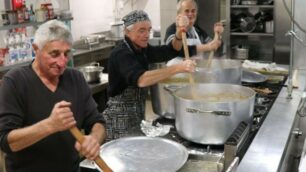 Alcuni dei cuochi volontari al lavoro ai fornelli del buffet del Pellegrino di Seregno (foto Volonterio)