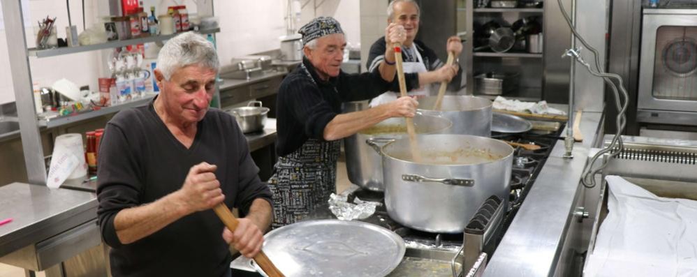 Alcuni dei cuochi volontari al lavoro ai fornelli del buffet del Pellegrino di Seregno (foto Volonterio)