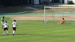 Maguette Fall in gol su rigore a Ciserano contro la Virtus (foto Volonterio)