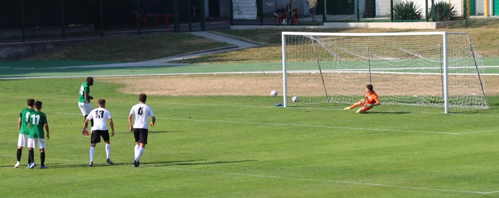 Maguette Fall in gol su rigore a Ciserano contro la Virtus (foto Volonterio)