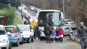 Il parcheggio selvaggio davanti alle scuole della frazione caratese