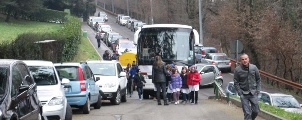 Il parcheggio selvaggio davanti alle scuole della frazione caratese