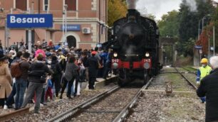 L’arrivo del treno alla stazione di Besana