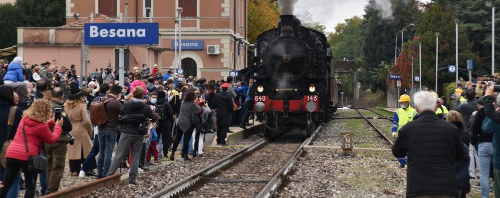 L’arrivo del treno alla stazione di Besana