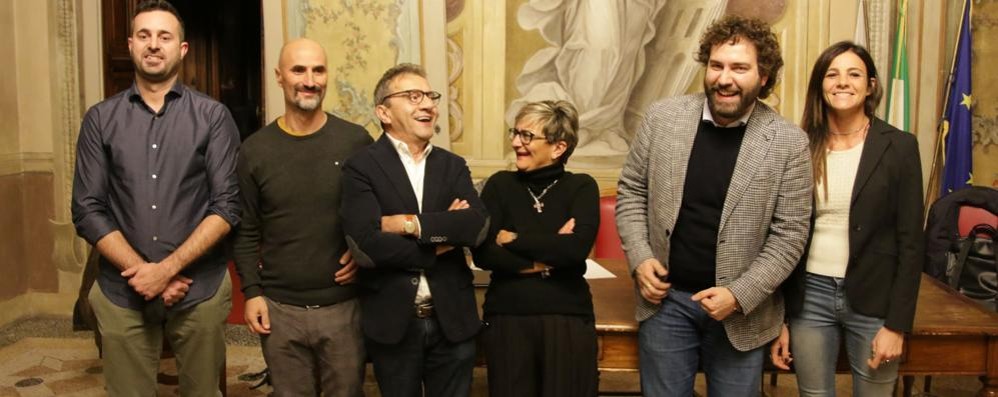 La nuova giunta di Vimercate: da sinistra Riccardo Corti, Sergio Frigerio, Angelo Marchesi, Maria Teresa Foà, il sindaco Francesco Cereda e Mariasole Mascia