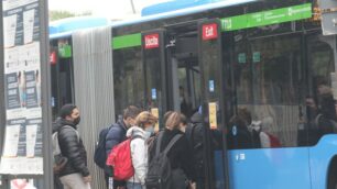 Studenti alla fermata autobus