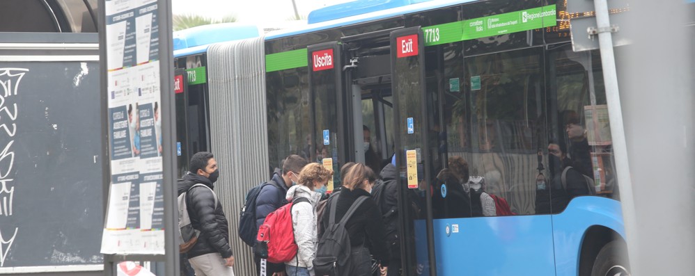 Studenti alla fermata autobus