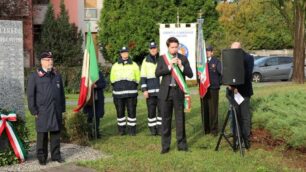 Il sindaco Alberto Rossi durante l'omaggio alla lapide del quartiere Ceredo, degli scorsi anni (foto Volonterio)