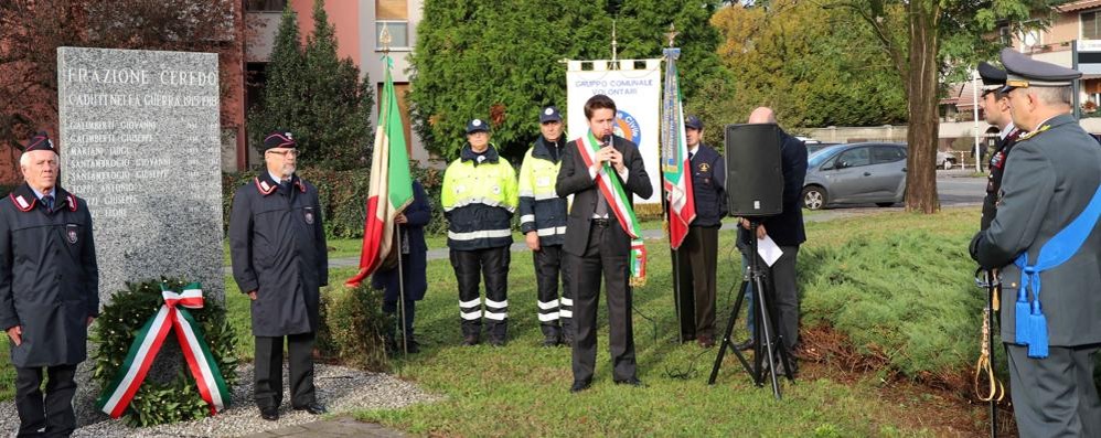 Il sindaco Alberto Rossi durante l'omaggio alla lapide del quartiere Ceredo, degli scorsi anni (foto Volonterio)