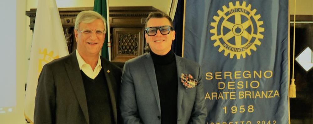 Il presidente del Rotary Sedeca, Gilberto Chiarelli con Matteo Perego, presidente dell'associazione FacciaVista di Seregno (foto Volonterio)
