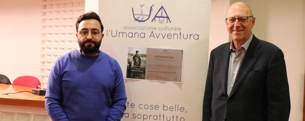 Lo scrittore afgano Farhad Bitani con Carlo Camnasio, responsabile di "Umana avventura" (foto Volonterio)