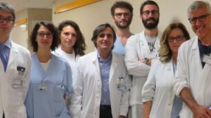 Medico Paolo Casiraghi neurochirurgo, a sinistra nella foto diffusa dall’Asst Lariana