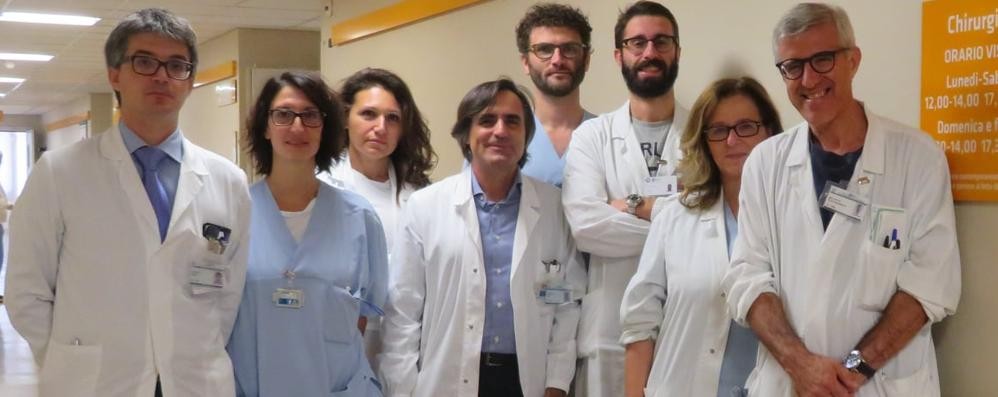 Medico Paolo Casiraghi neurochirurgo, a sinistra nella foto diffusa dall’Asst Lariana